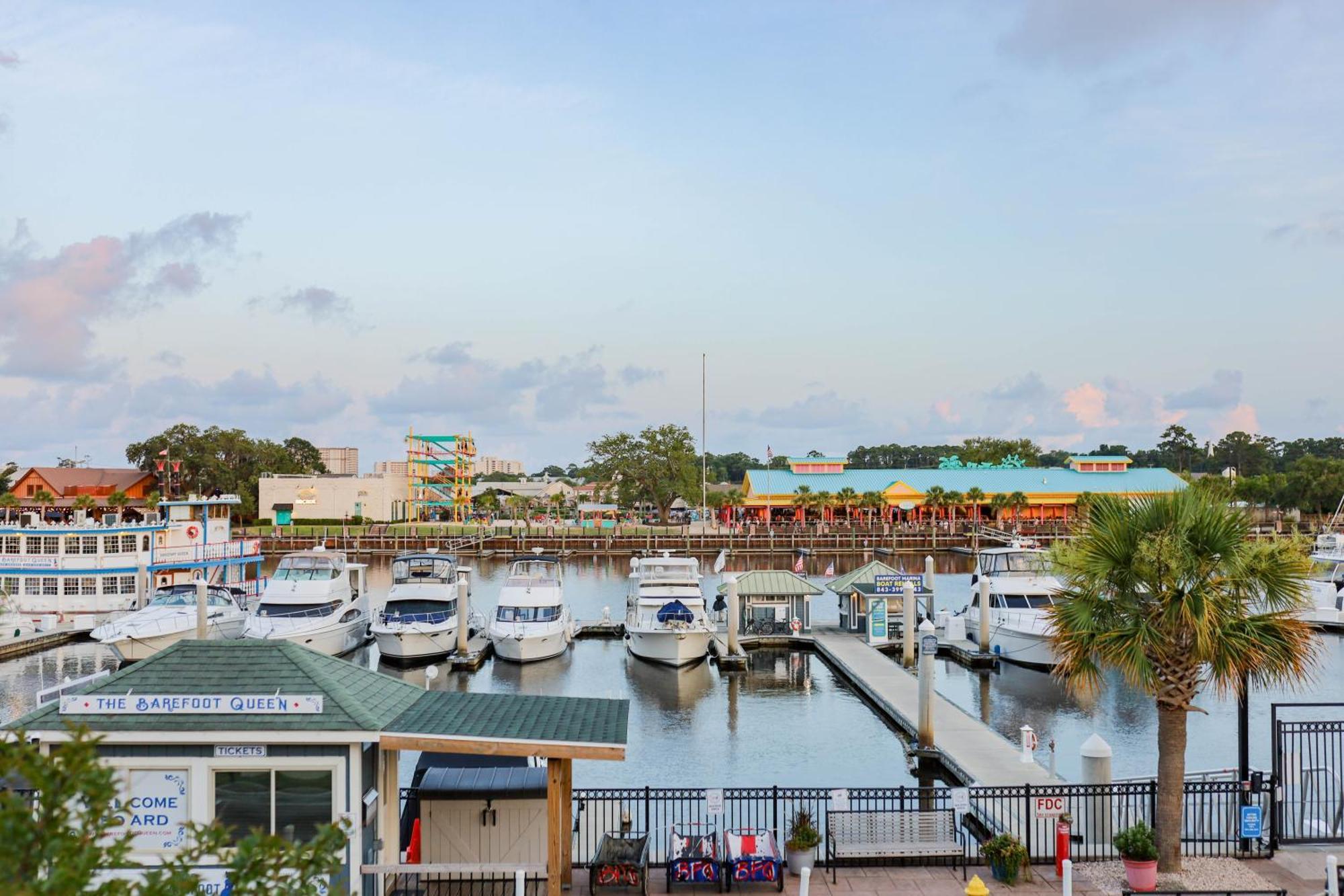 Waterway Suite! 1050sqft, Ground Floor, Huge Pool! Apartment *