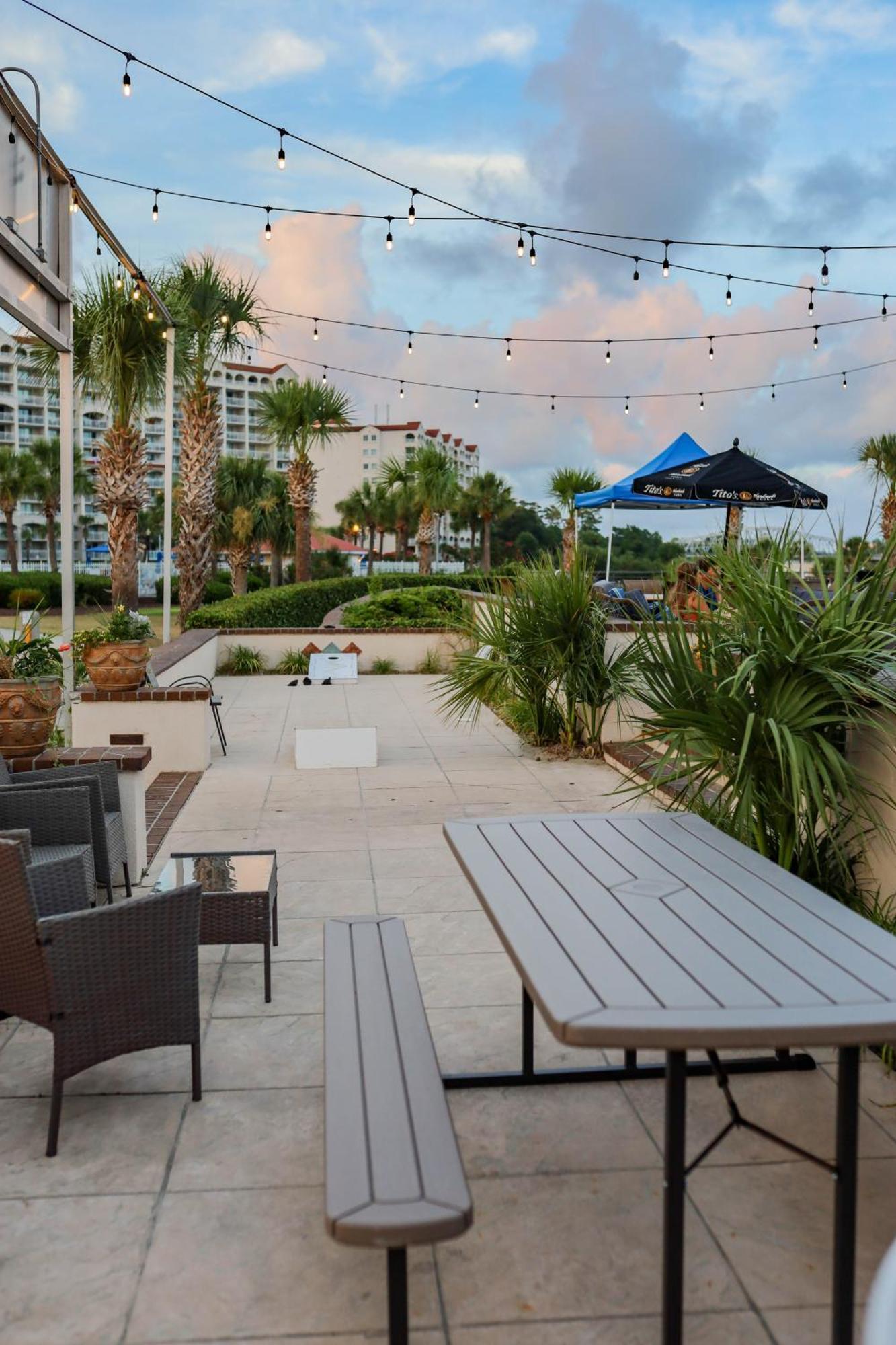 Apartment Waterway Suite! 1050sqft, Ground Floor, Huge Pool!