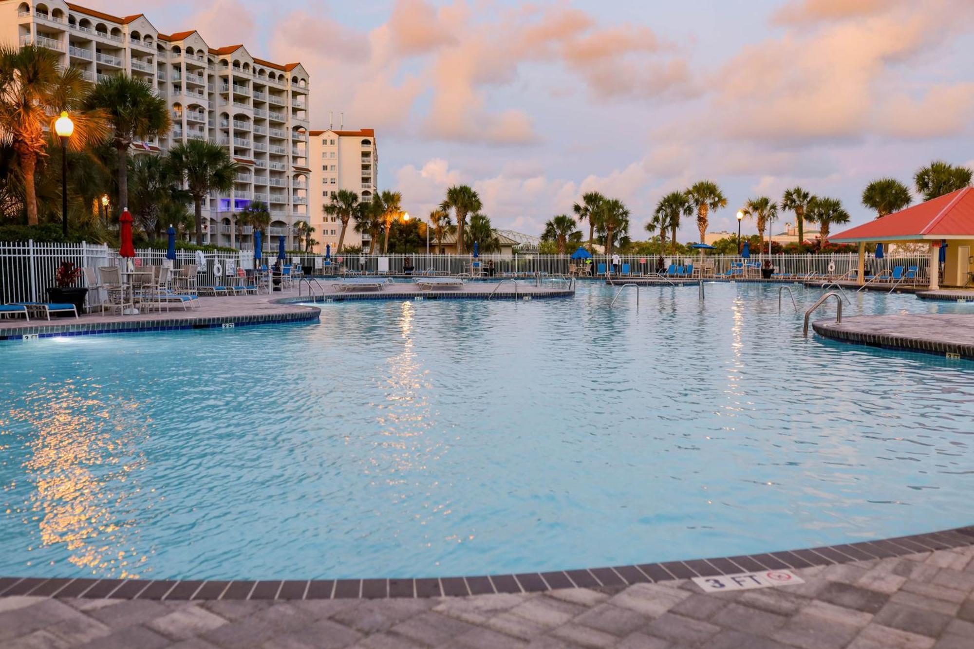 Waterway Suite! 1050sqft, Ground Floor, Huge Pool! Apartment *