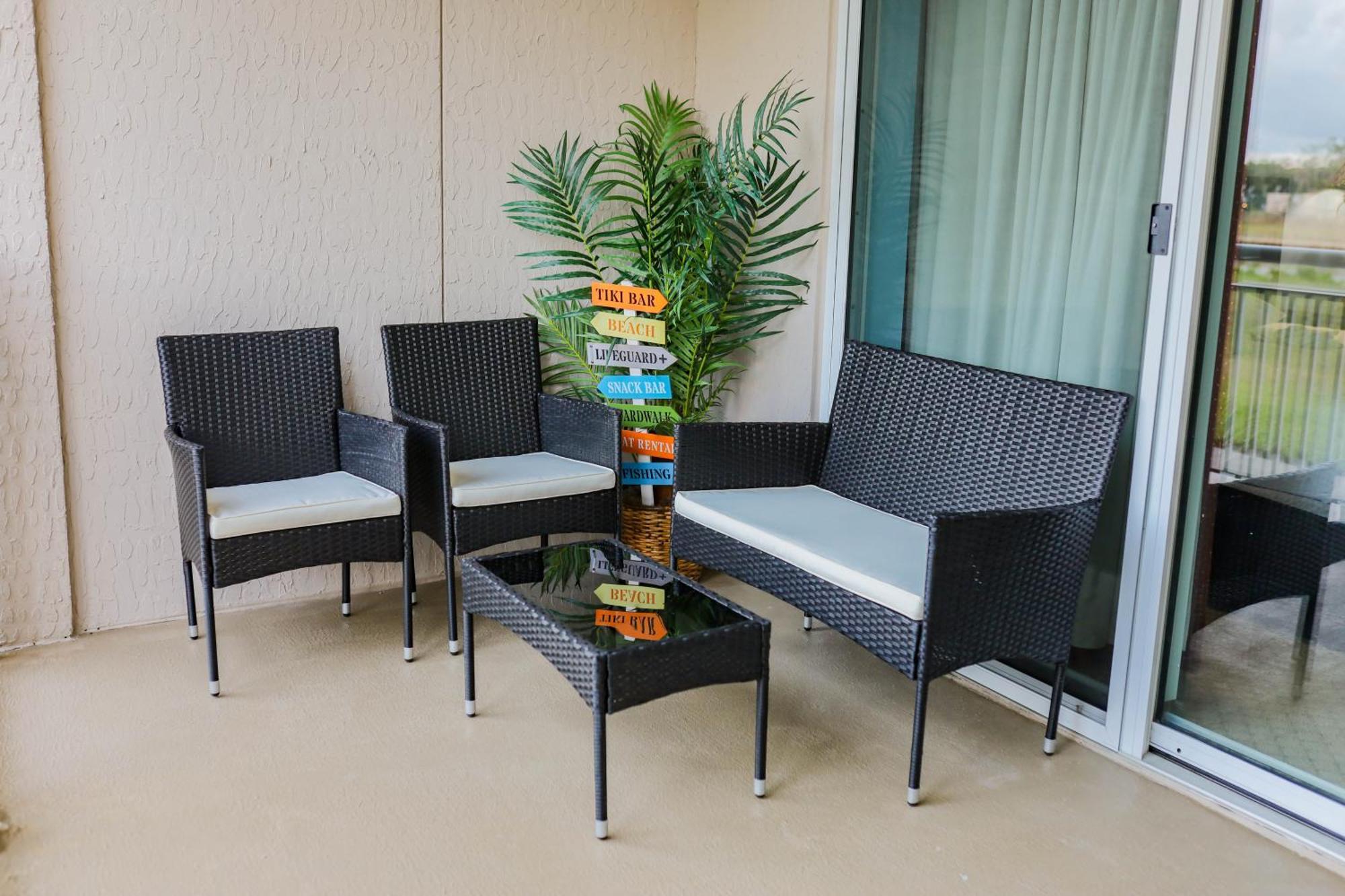 Waterway Suite! 1050sqft, Ground Floor, Huge Pool! Apartment