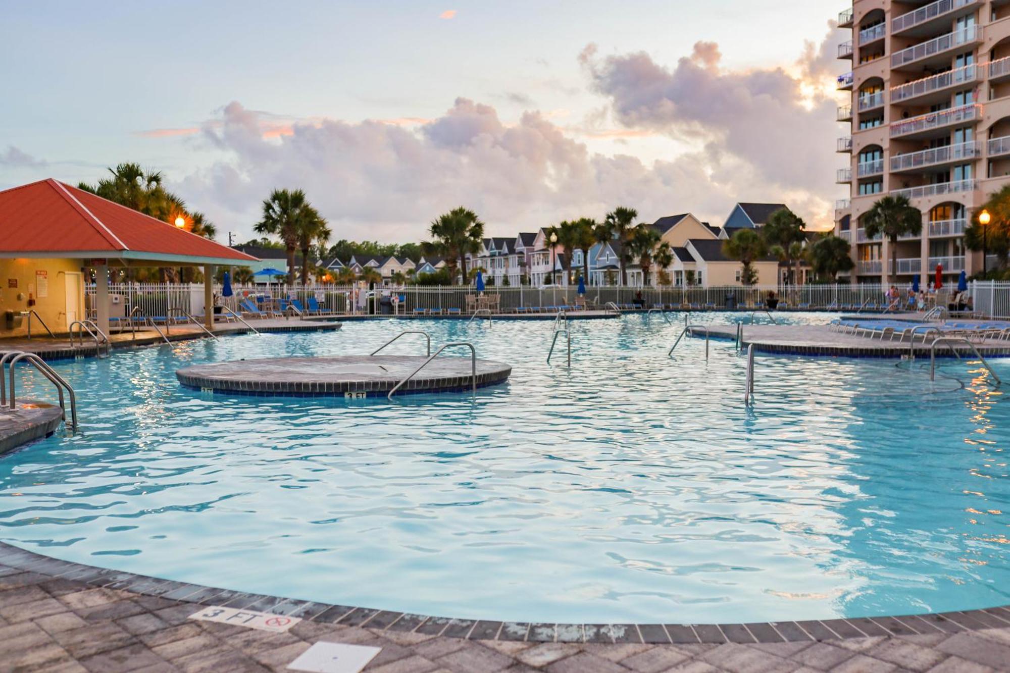 Apartment Waterway Suite! 1050sqft, Ground Floor, Huge Pool!