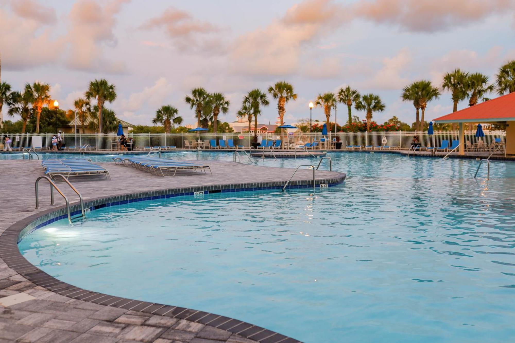 Apartment Waterway Suite! 1050sqft, Ground Floor, Huge Pool! *