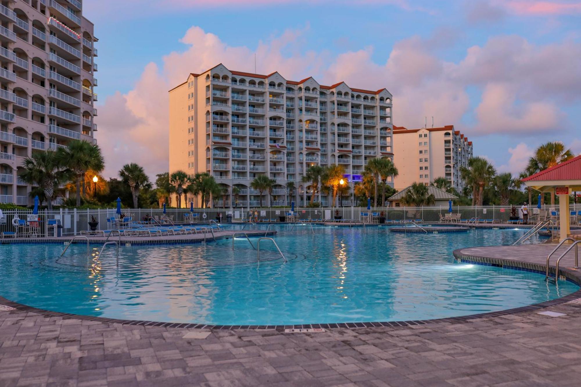 Waterway Suite! 1050sqft, Ground Floor, Huge Pool! *