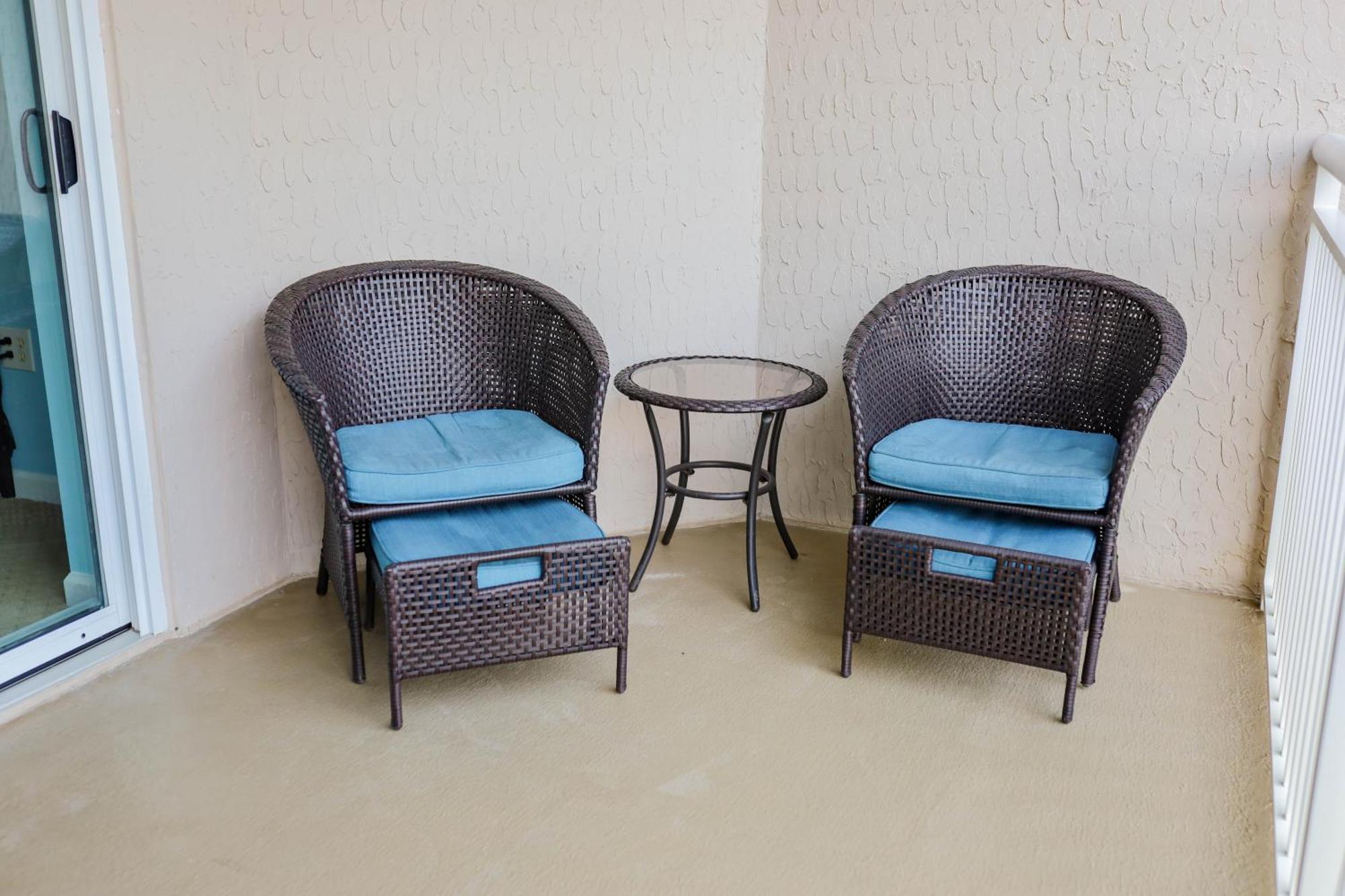 Apartment Waterway Suite! 1050sqft, Ground Floor, Huge Pool! *