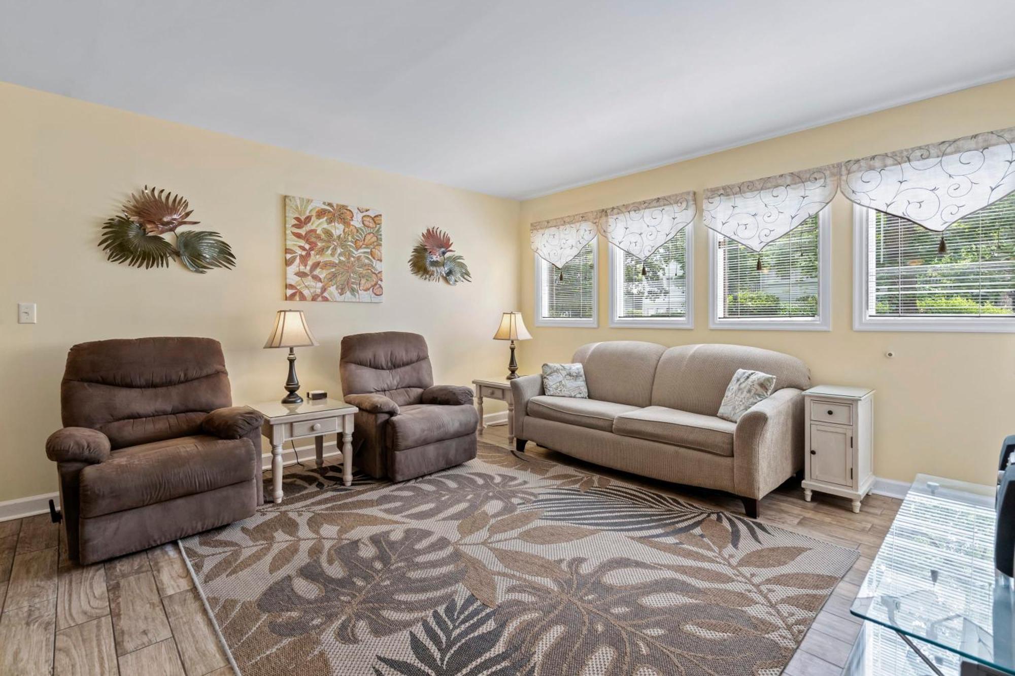 Amenity-rich Escape Unit 4113 *