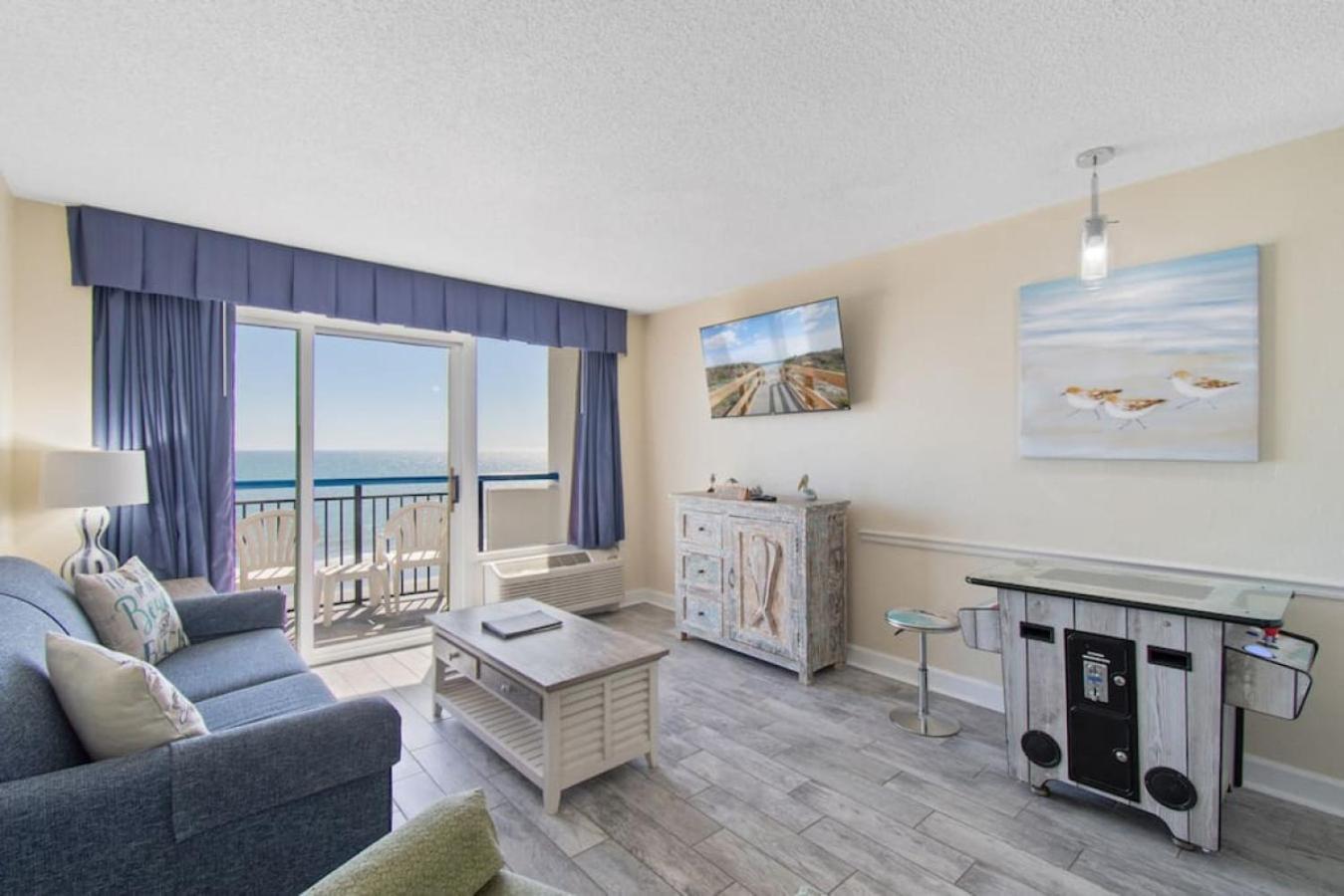 Oceanfront End-condo W Retro Game Console Pools Apartment