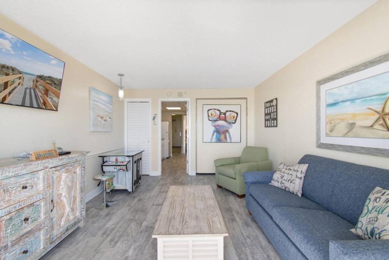 Apartment Oceanfront End-condo W Retro Game Console Pools
