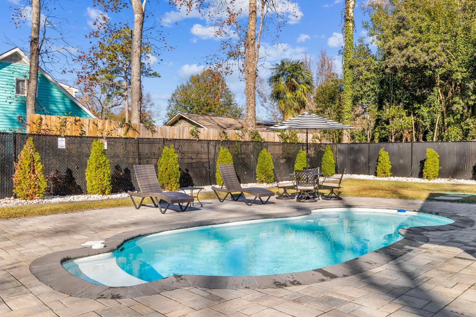 Dog Friendly Home- Large Pool Grill Golf Cart Holiday home *