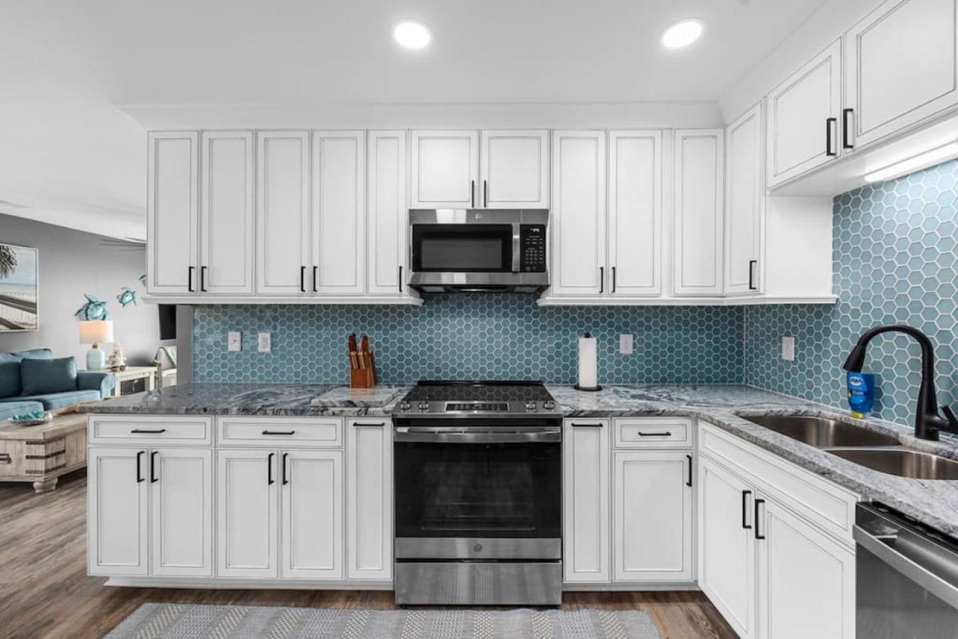 Oceanfront Near Main St - Pool - Totally Beachin Apartment