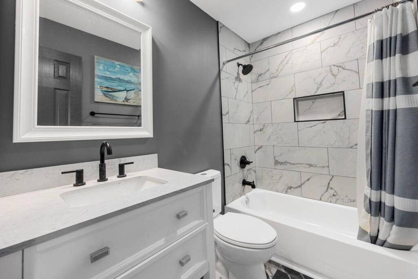 Oceanfront Near Main St - Pool - Totally Beachin Apartment