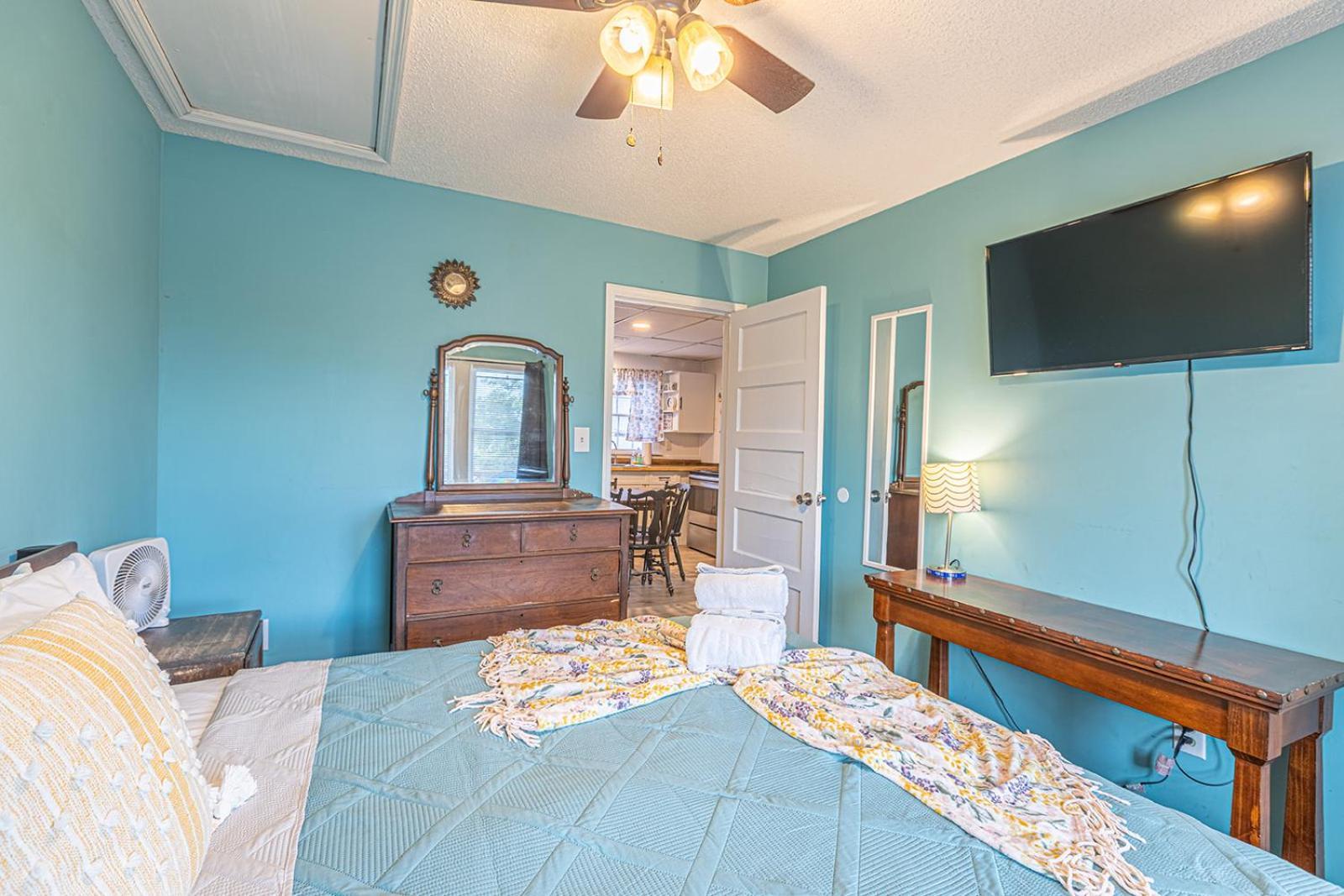 Holiday home Gorgeous Centrally Located Ocean View 2 King, Huge Private Yard & Deck, Firepit, Bbq, & Game Tables
