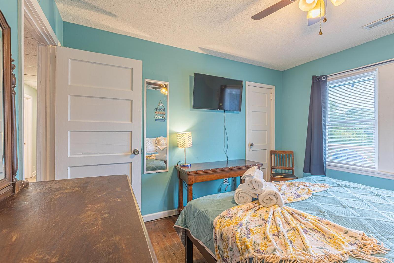 Gorgeous Centrally Located Ocean View 2 King, Huge Private Yard & Deck, Firepit, Bbq, & Game Tables Holiday home *