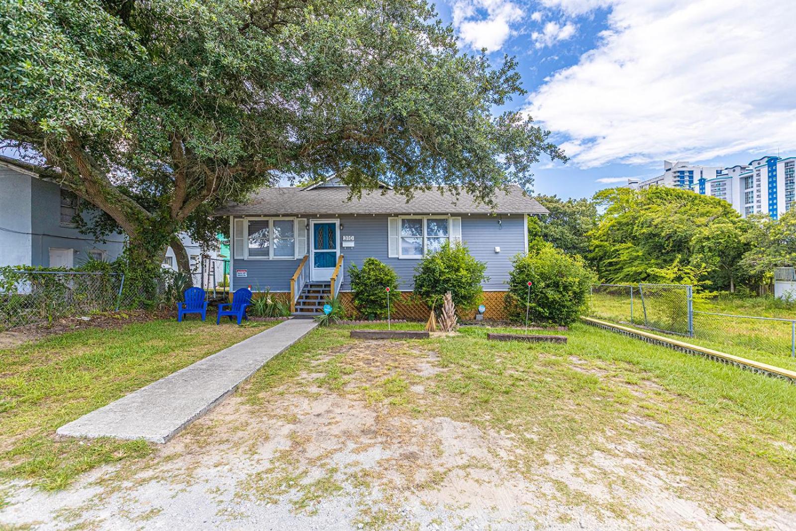 Gorgeous Centrally Located Ocean View 2 King, Huge Private Yard & Deck, Firepit, Bbq, & Game Tables *