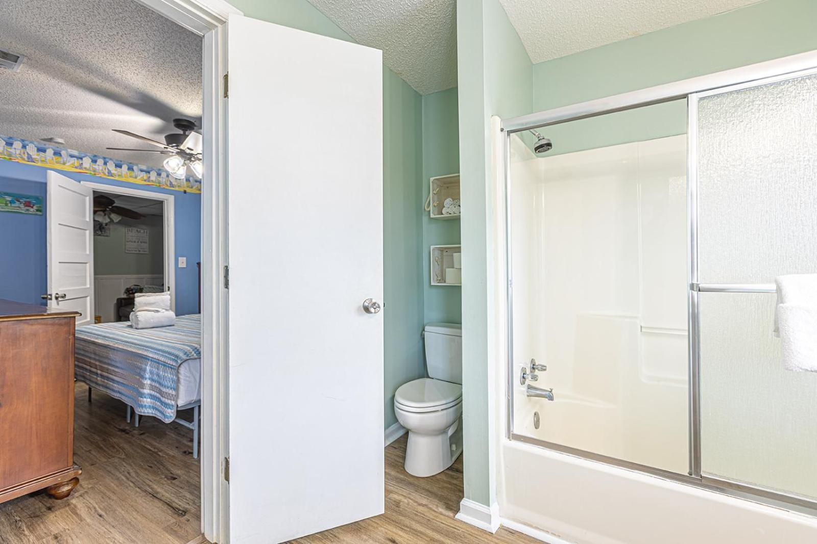 Holiday home Gorgeous Centrally Located Ocean View 2 King, Huge Private Yard & Deck, Firepit, Bbq, & Game Tables
