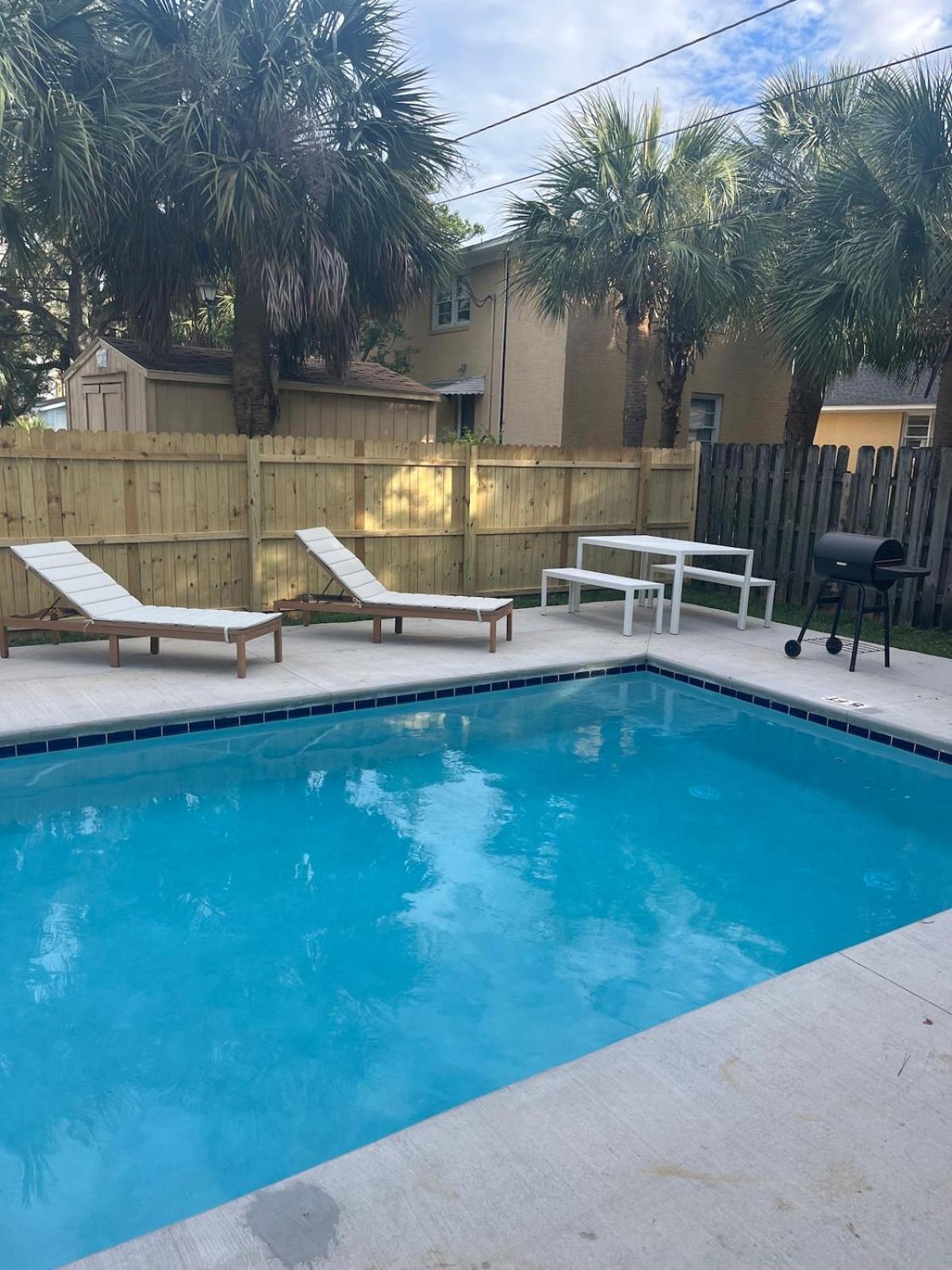 Holiday home New Listing Fully Renovated 2 Min To *