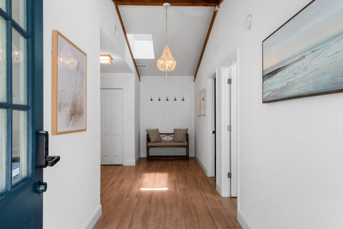 New Listing Fully Renovated 2 Min To Holiday home