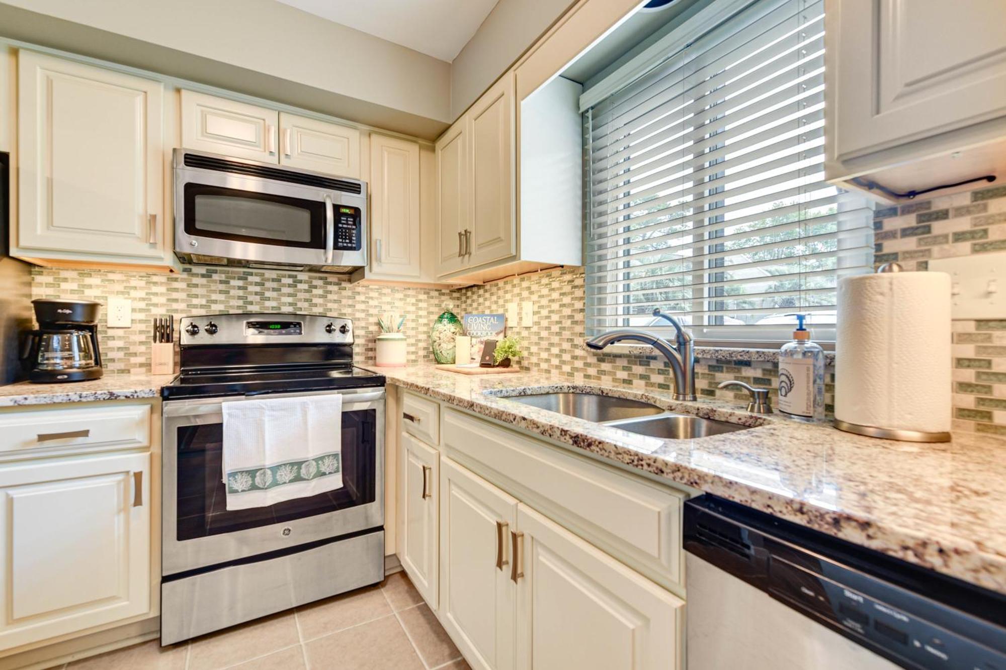North Myrtle Townhome With Pool Access Holiday home Myrtle Beach