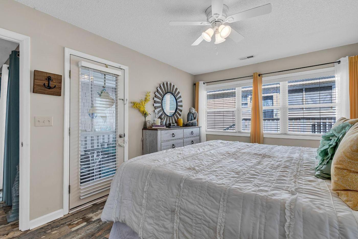4722 Surf Street 3br 2 Full Bath Holiday home