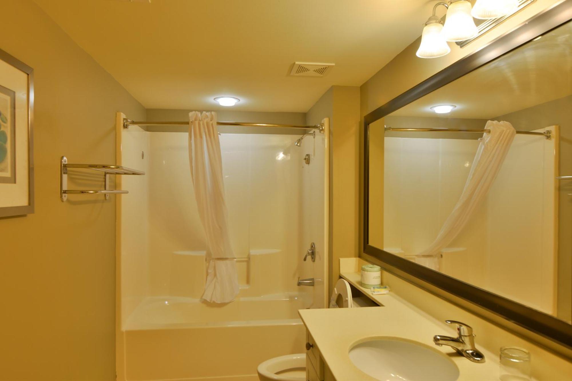 Apartment Stunning Ocean Front 2bd On The Second Floor, In Heart Of Mb