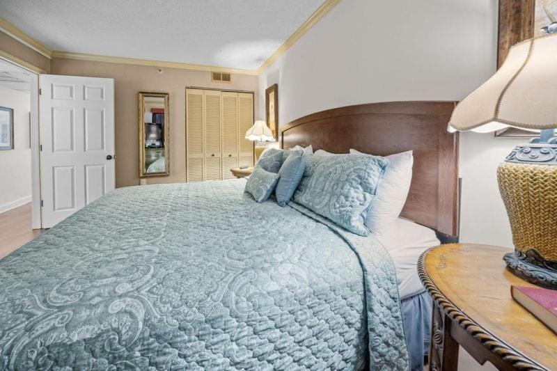 Beautiful Ocean View 1 Bedroom With Electric Fireplace-meridian 805 Holiday home *