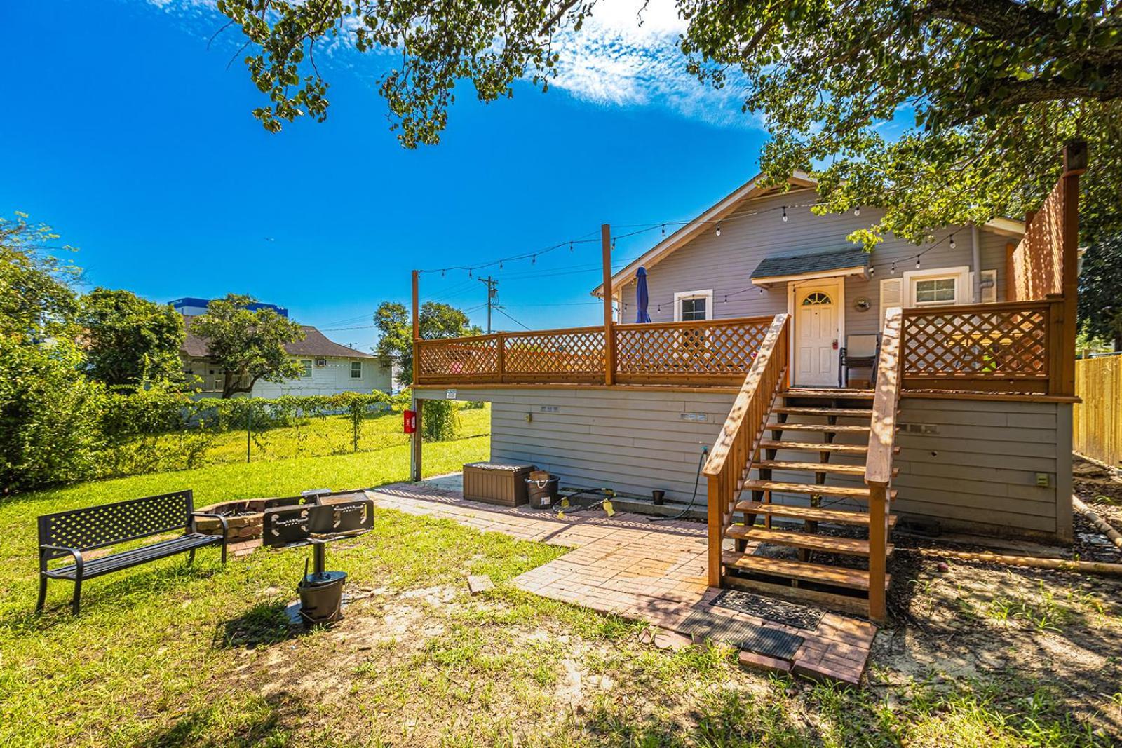 Gorgeous Centrally Located Ocean View 2 King, Huge Private Yard & Deck, Firepit, Bbq, & Game Tables Holiday home *