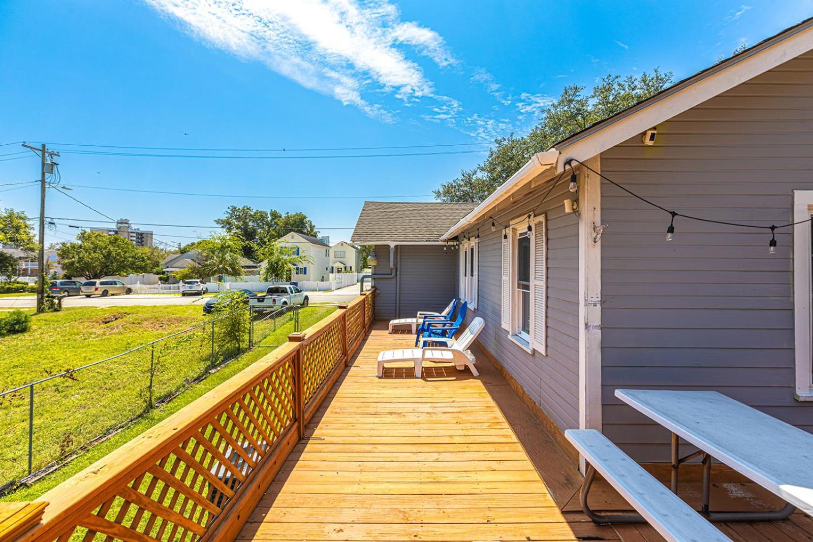 Gorgeous Centrally Located Ocean View 2 King, Huge Private Yard & Deck, Firepit, Bbq, & Game Tables Holiday home