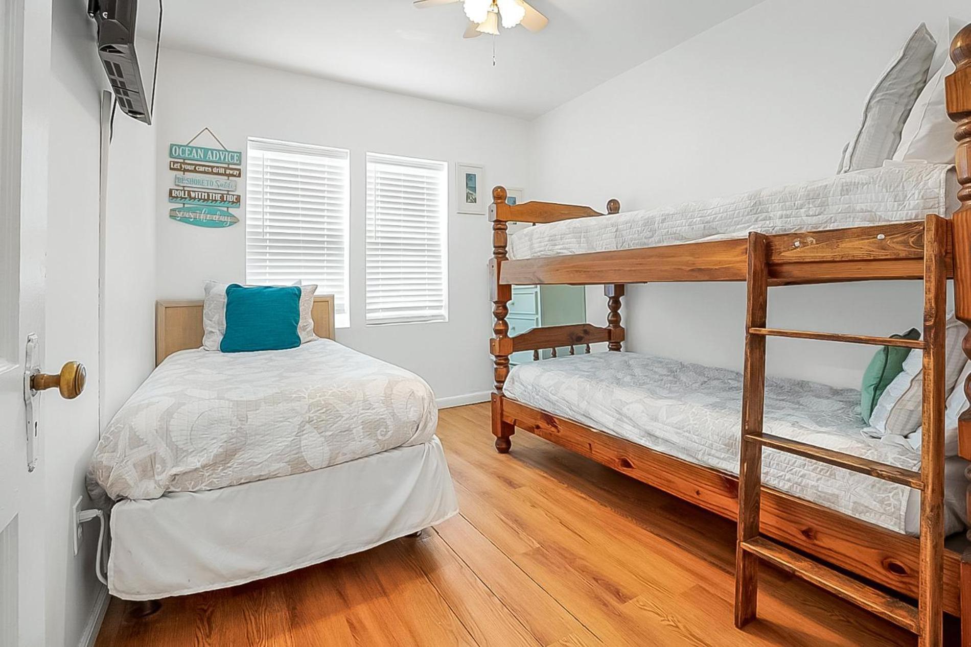 The Margaritaville House! Sleeps 13! Ocean Views And Rooftop Deck Holiday home