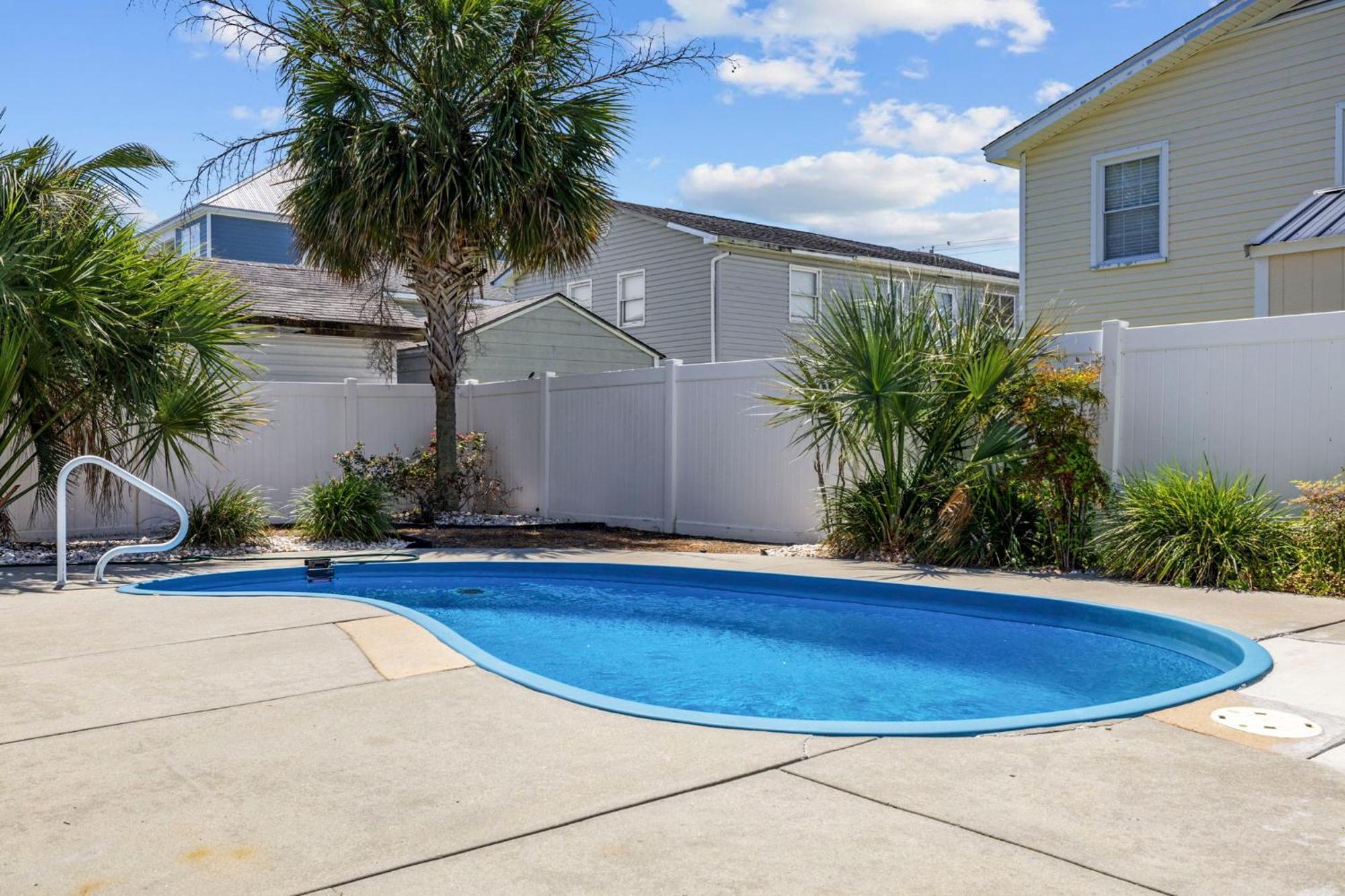 Holiday home 4 Bedroom W Pool- 2 Blocks To Beach- 6 Beds *