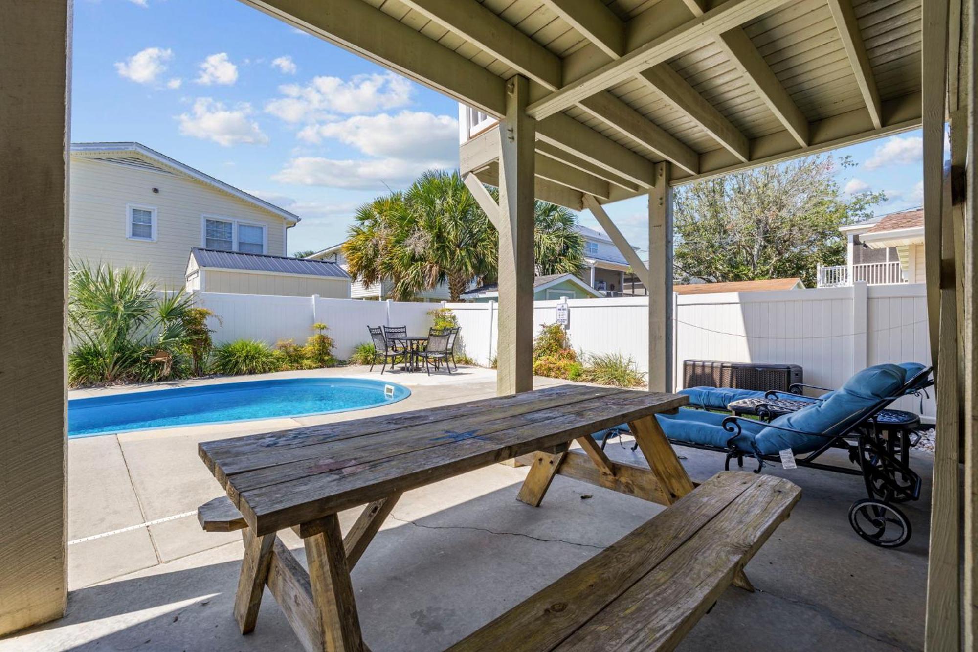 4 Bedroom W Pool- 2 Blocks To Beach- 6 Beds Holiday home *