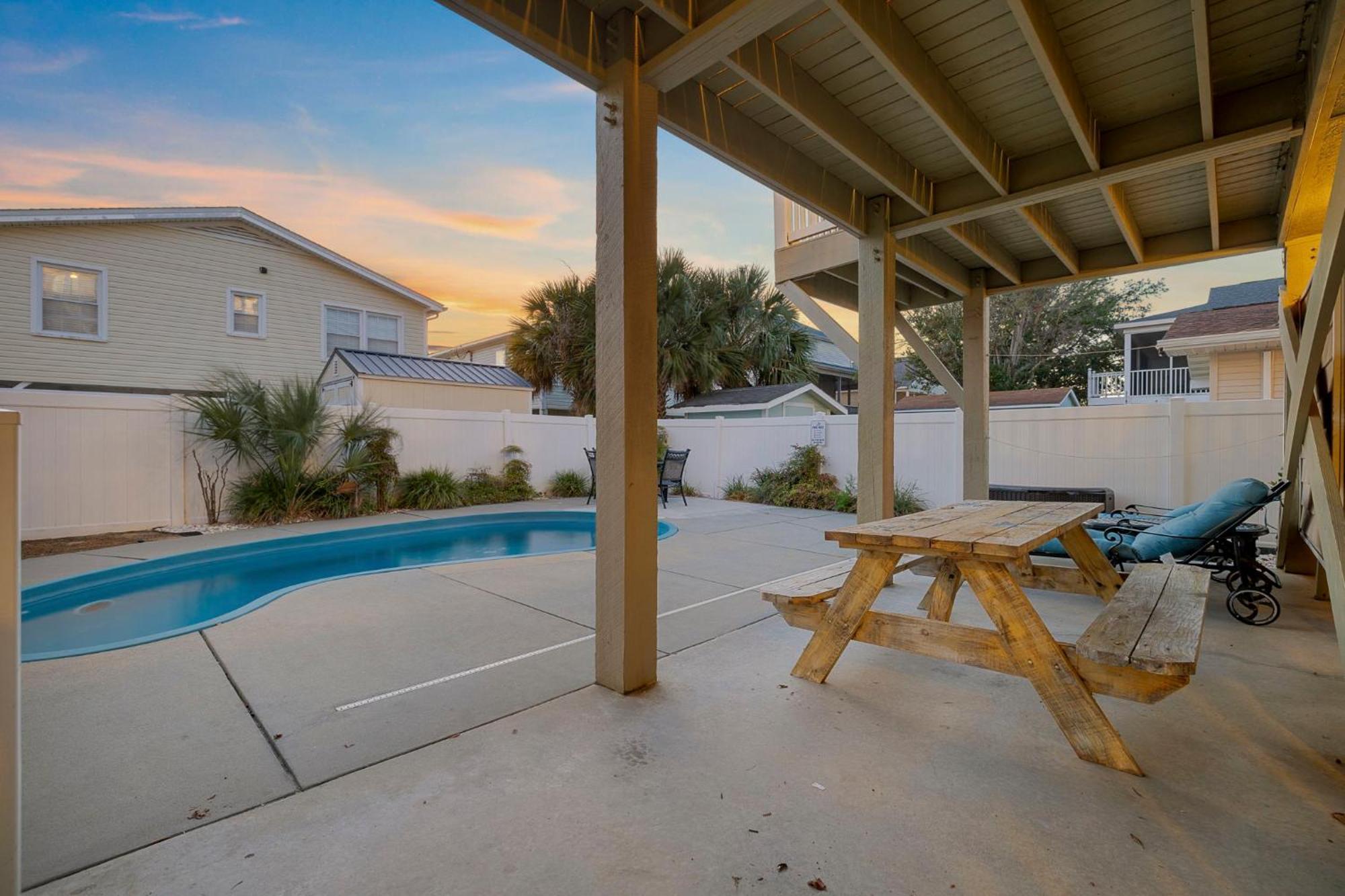 Holiday home 4 Bedroom W Pool- 2 Blocks To Beach- 6 Beds *
