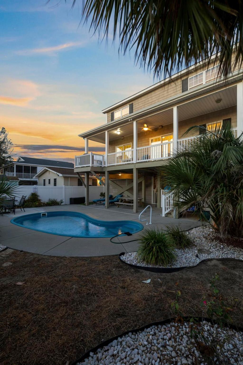 4 Bedroom W Pool- 2 Blocks To Beach- 6 Beds Myrtle Beach