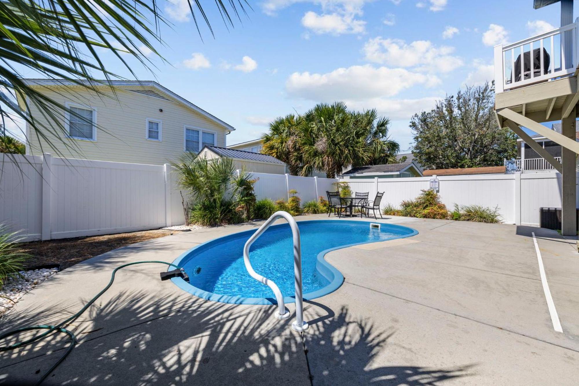 4 Bedroom W Pool- 2 Blocks To Beach- 6 Beds Holiday home
