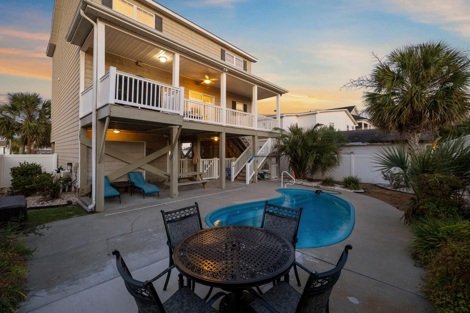Holiday home 4 Bedroom W Pool- 2 Blocks To Beach- 6 Beds *