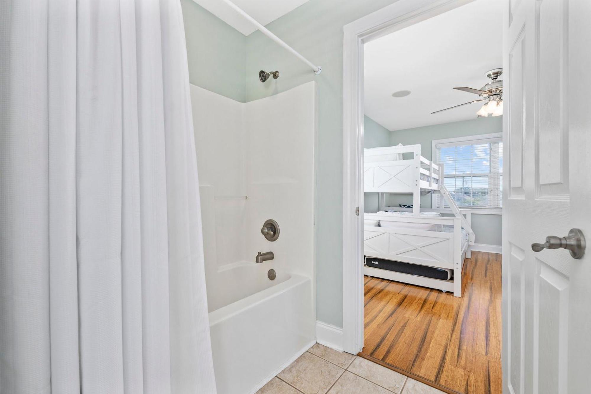 4 Bedroom W Pool- 2 Blocks To Beach- 6 Beds *