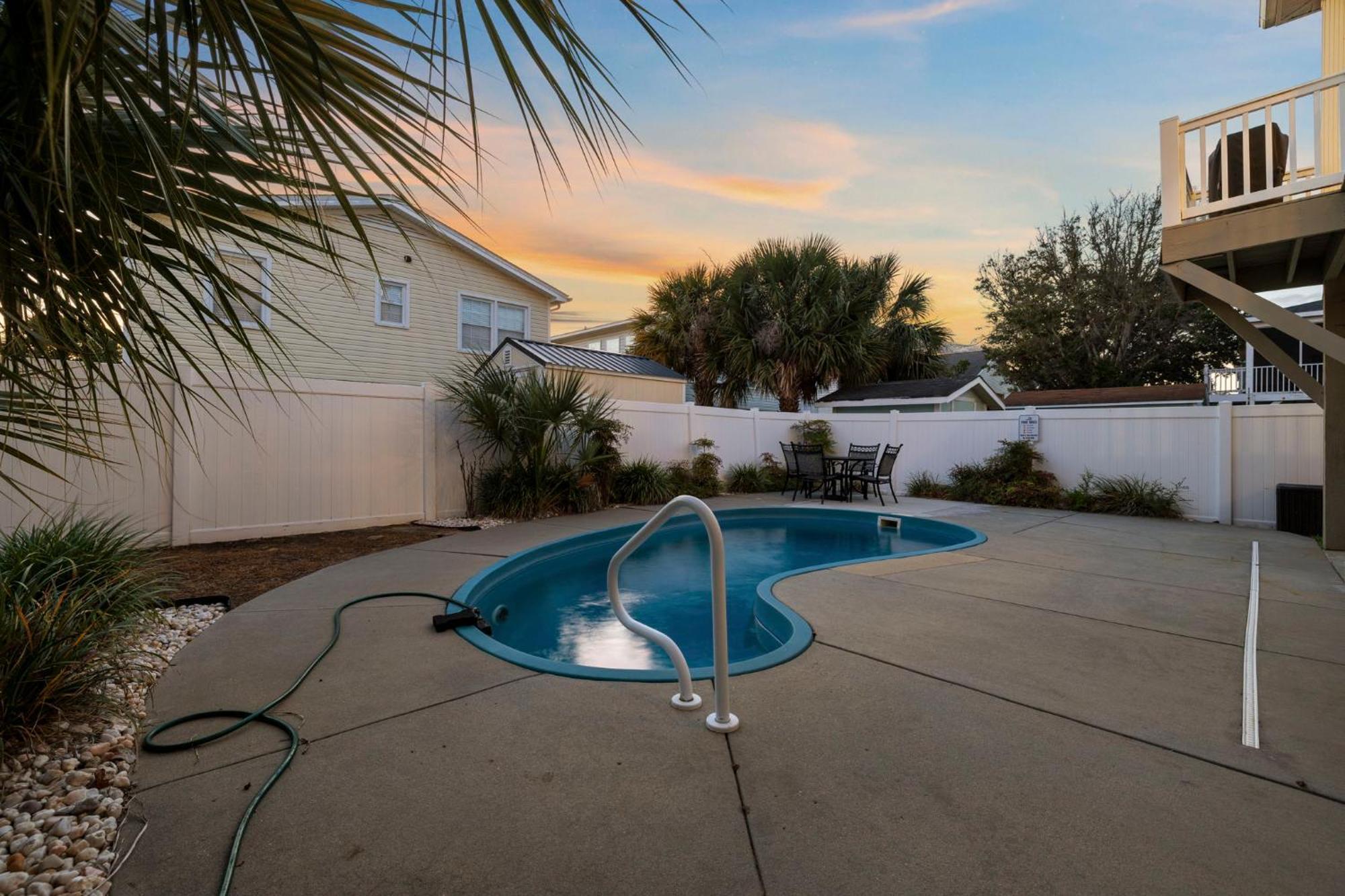 4 Bedroom W Pool- 2 Blocks To Beach- 6 Beds Myrtle Beach