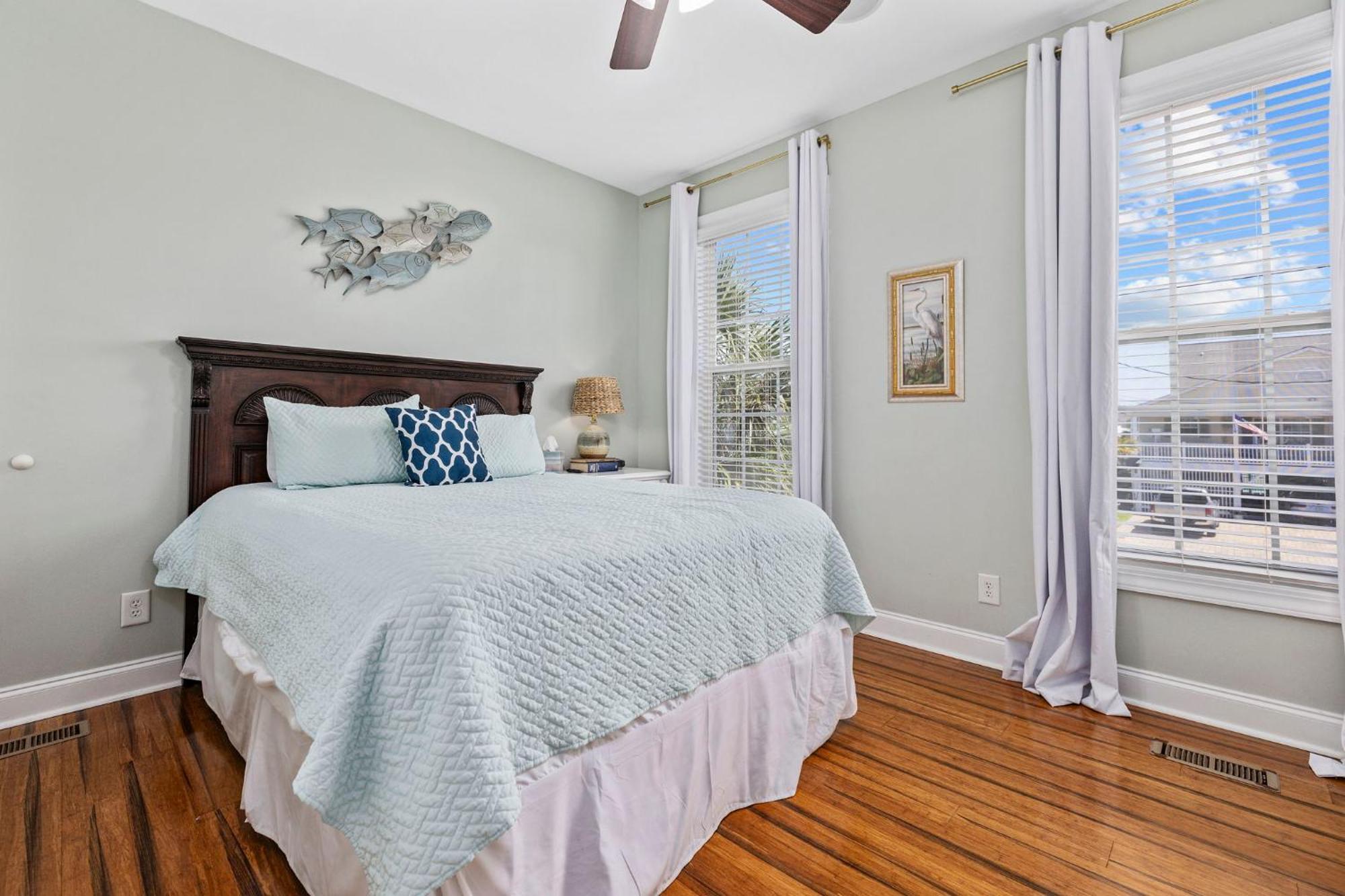 4 Bedroom W Pool- 2 Blocks To Beach- 6 Beds *