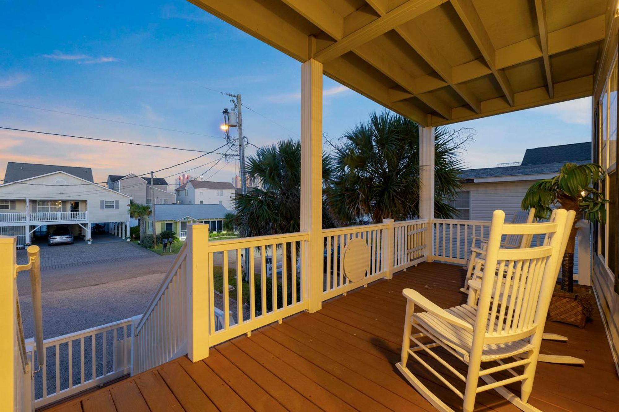 4 Bedroom W Pool- 2 Blocks To Beach- 6 Beds Holiday home Myrtle Beach