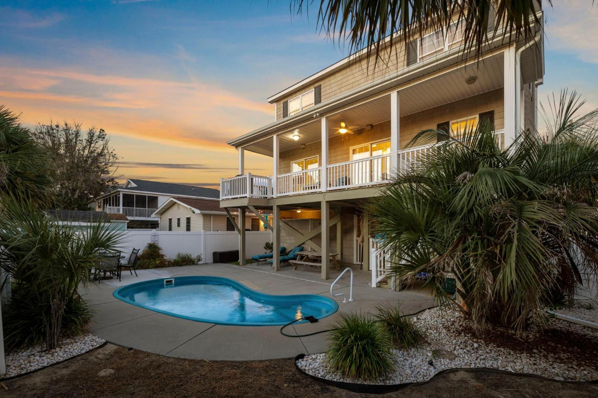 4 Bedroom W Pool- 2 Blocks To Beach- 6 Beds *