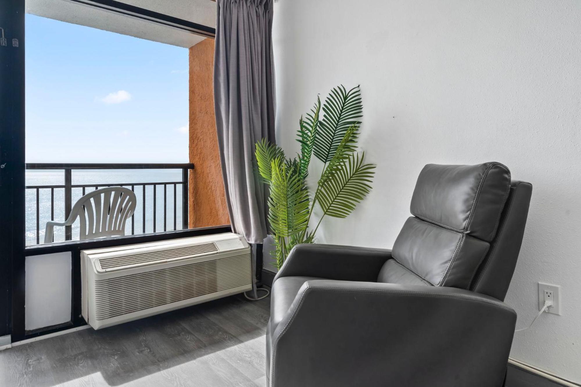 Holiday home Newly Renovated Oceanfront King Suite! Spectacular Views- Landmark 826