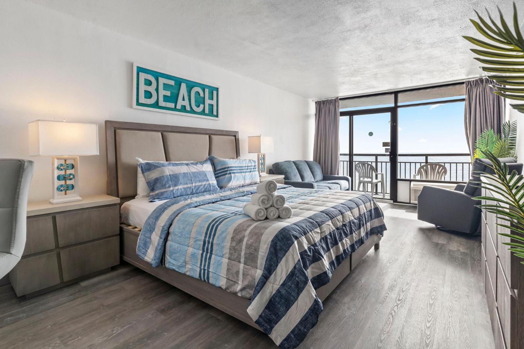 Newly Renovated Oceanfront King Suite! Spectacular Views- Landmark 826 Holiday home Myrtle Beach