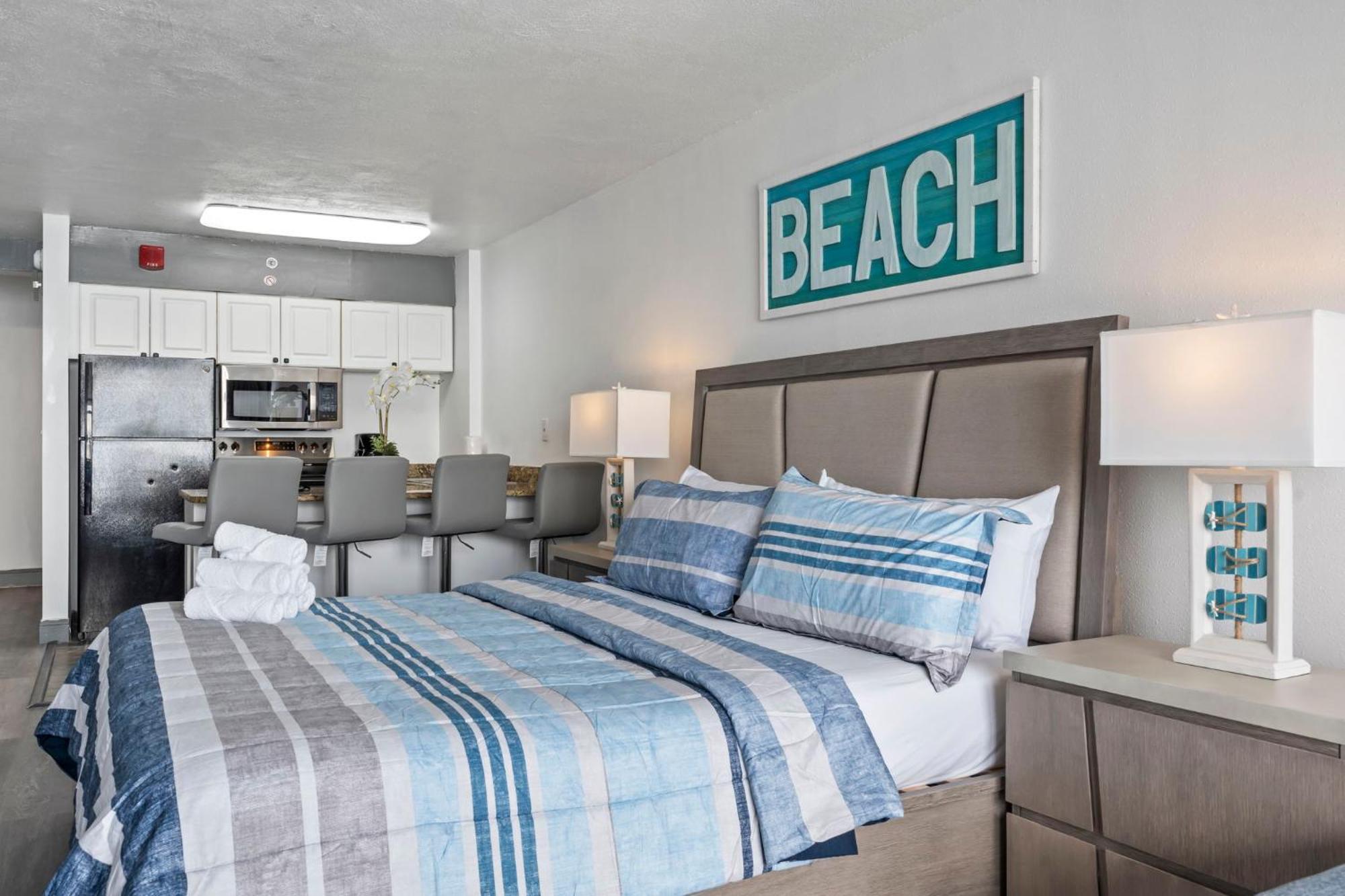 Newly Renovated Oceanfront King Suite! Spectacular Views- Landmark 826 Holiday home *