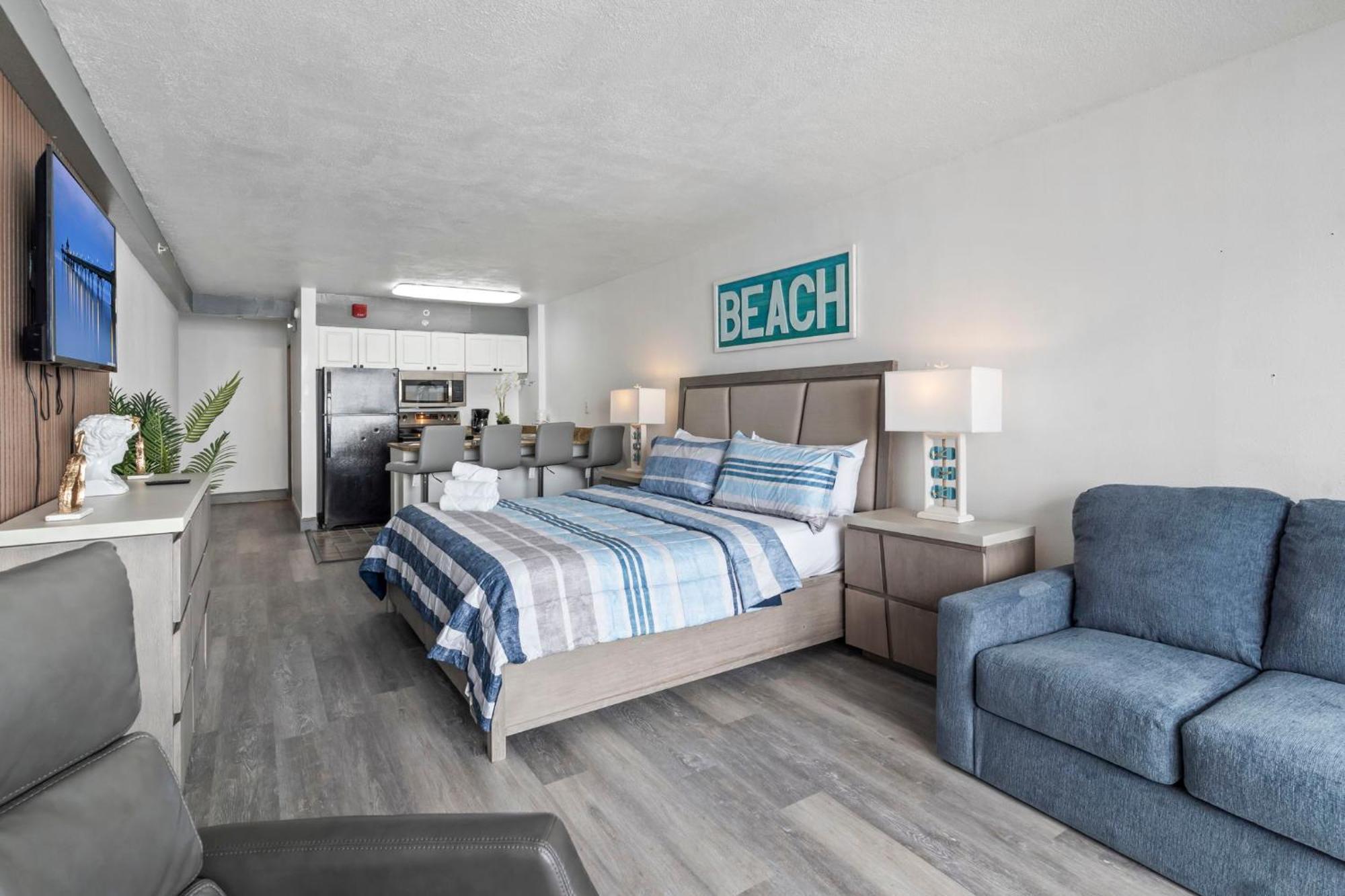Newly Renovated Oceanfront King Suite! Spectacular Views- Landmark 826 Holiday home Myrtle Beach