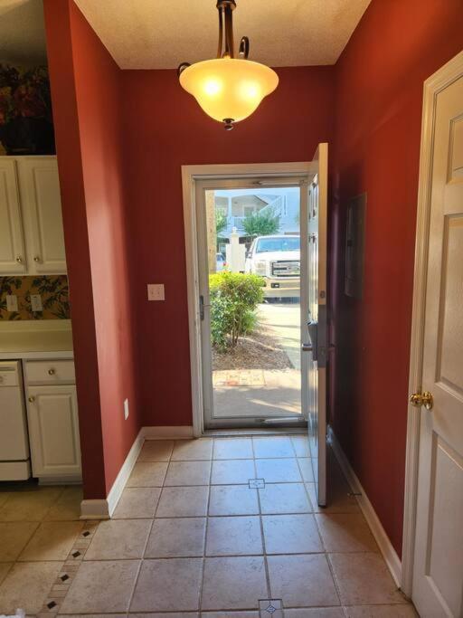 Cozy 2 Bedroom Getaway And Peaceful Patio