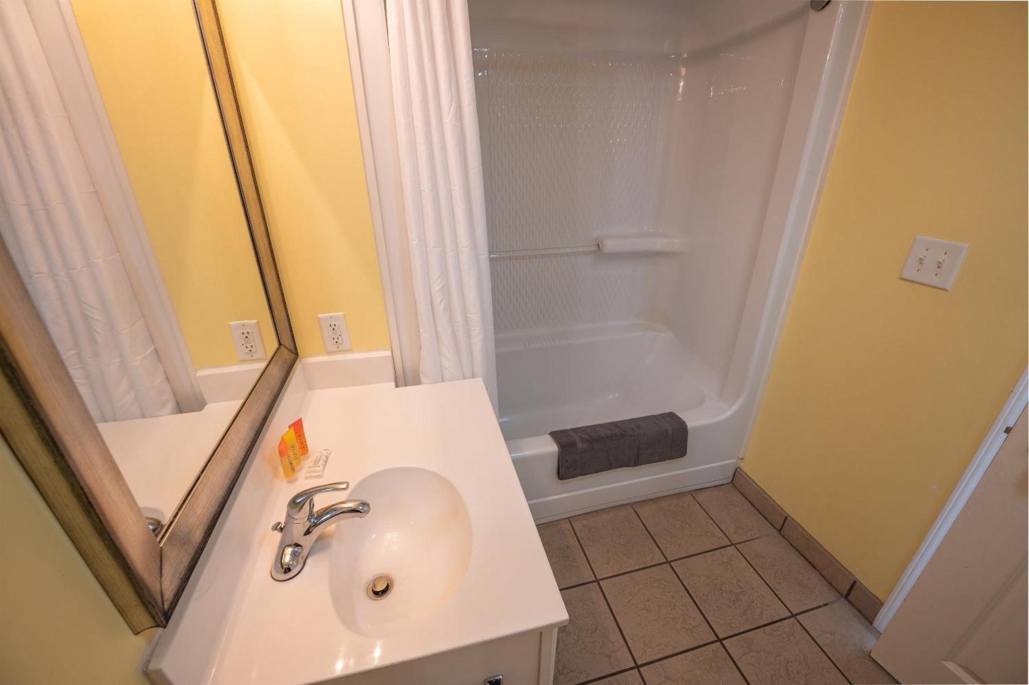 Double Queen Suite- Ocean Views! Paradise 1611
