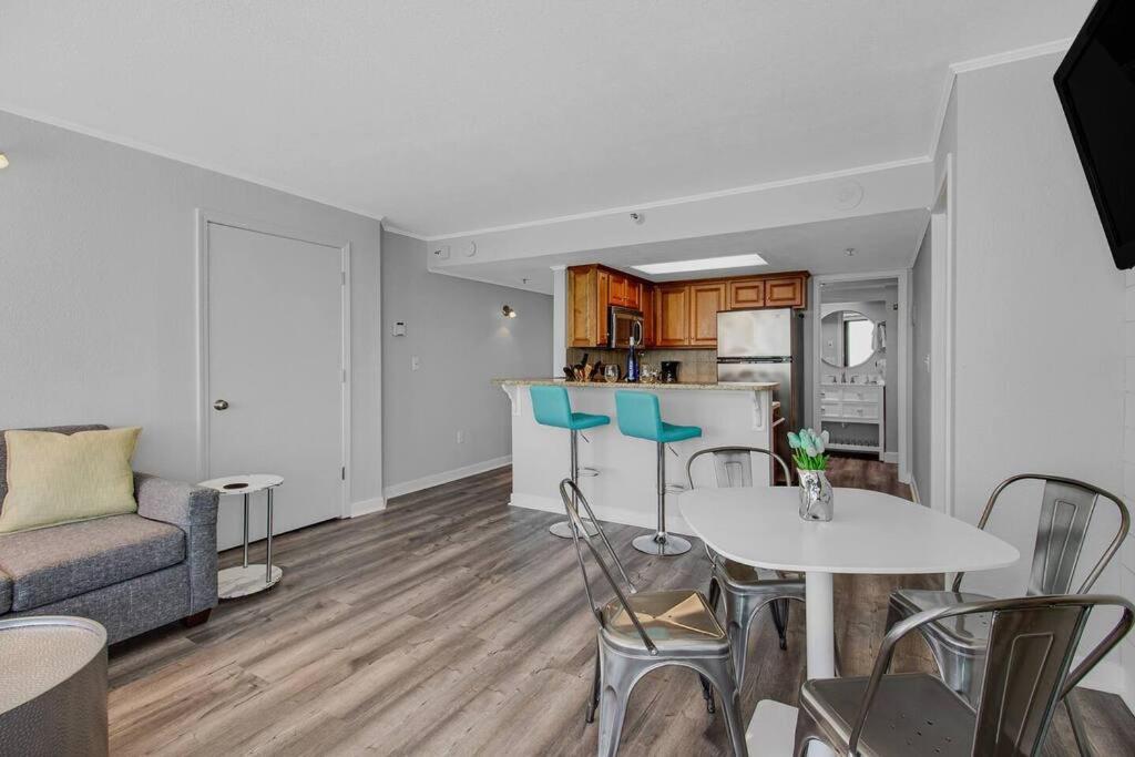 Apartment Enjoy Luxurious Oceanfront King Suite! Dogs Ok! 1406