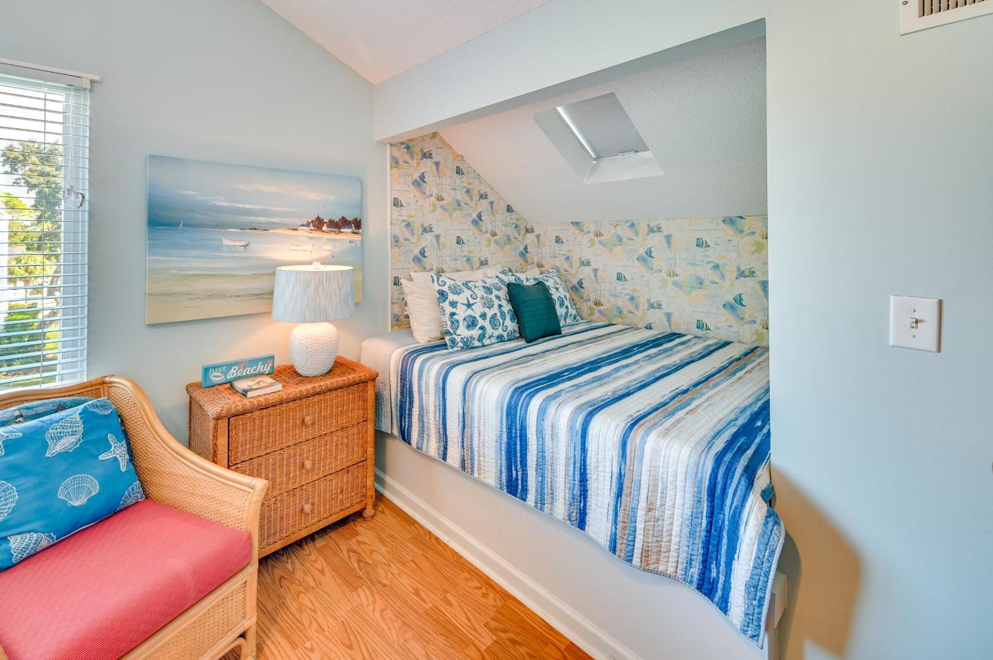 Holiday home Surfside Oasis With Private Pool And Gas Grill!