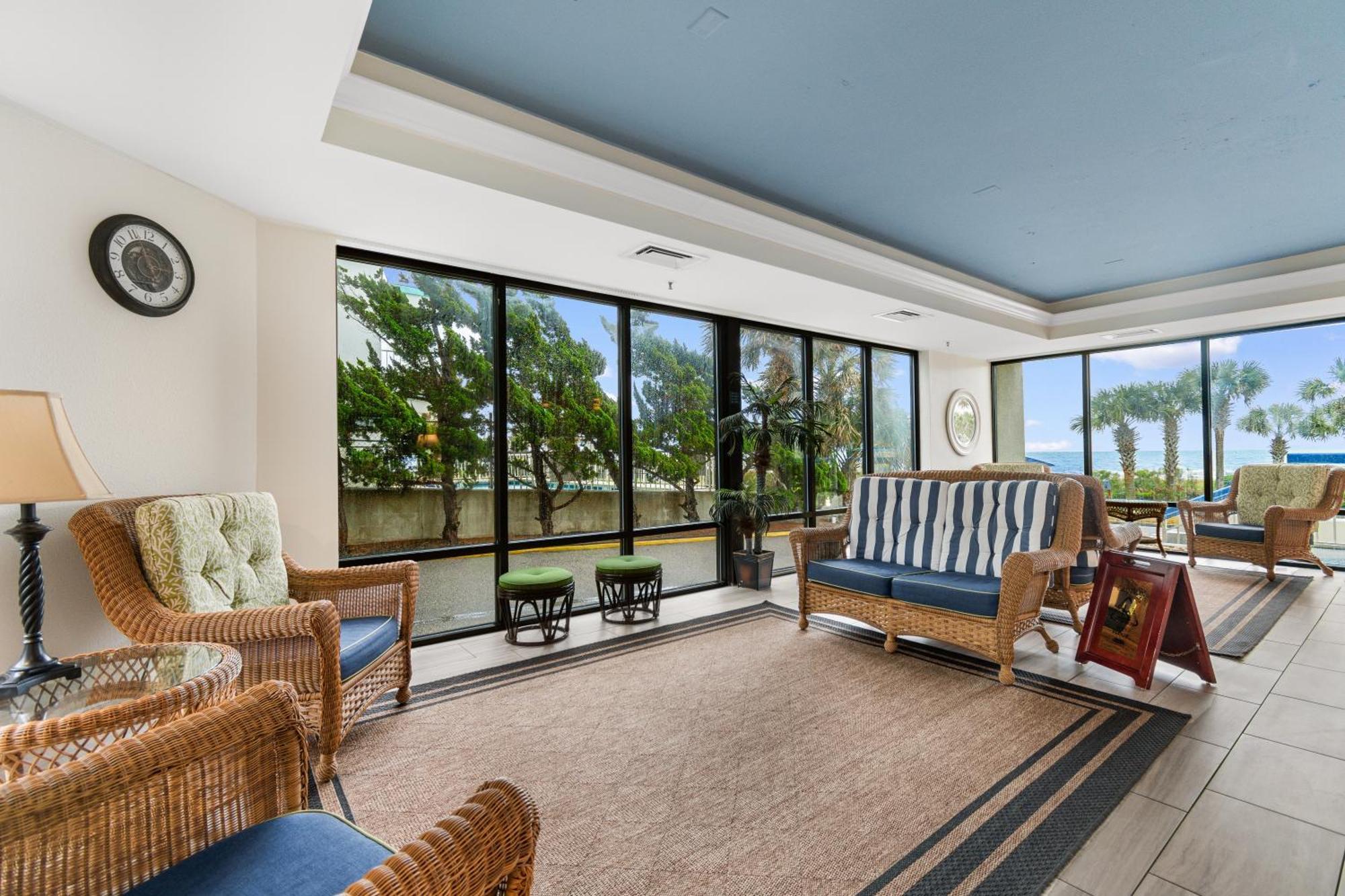Stunning Ocean View Condo- Balcony Perks