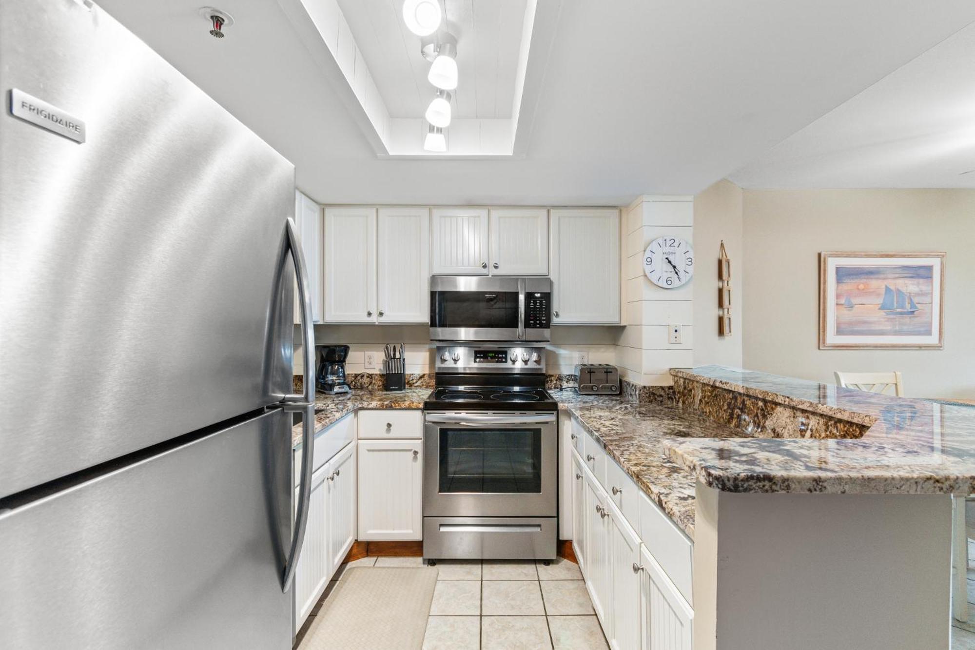 Stunning Ocean View Condo- Balcony Perks *