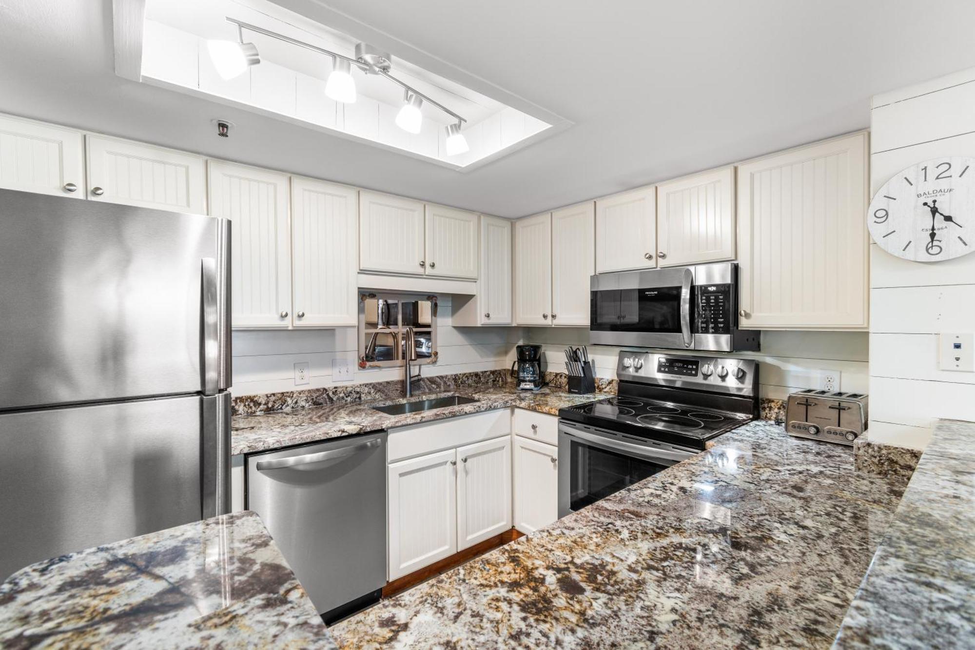 Stunning Ocean View Condo- Balcony Perks
