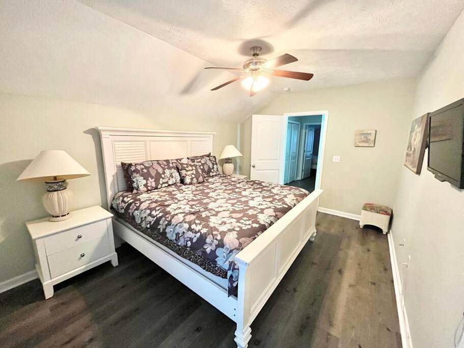 Comfortable 2-br Cottage, 2 Blocks To Holiday home